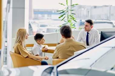 Güzel bir aile, cana yakın bir satıcıyla sohbet eder.