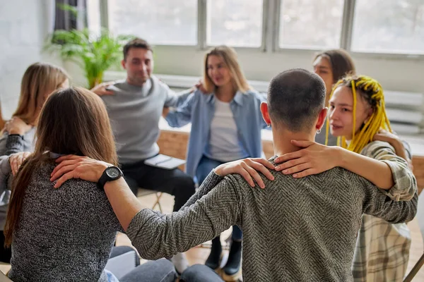 Jongeren die deelnemen aan een vergadering van een praatgroep — Stockfoto