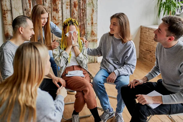 Jongeren willen terugkeren naar een normaal leven zonder alcohol — Stockfoto