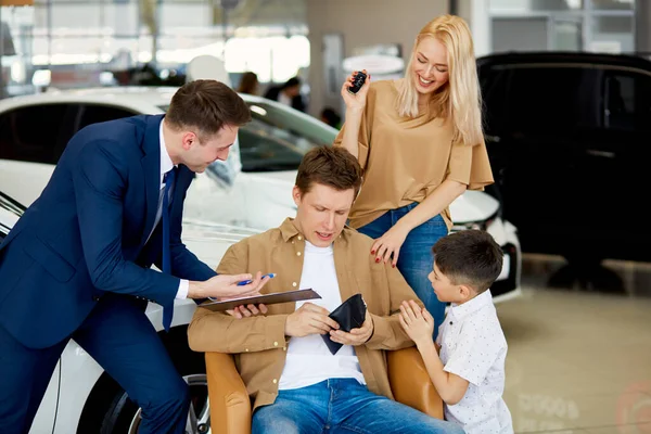 Mannen har inga pengar för att köpa en viss bil i återförsäljare — Stockfoto
