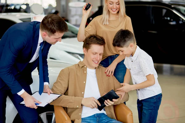 man have no money to buy specific car in dealership