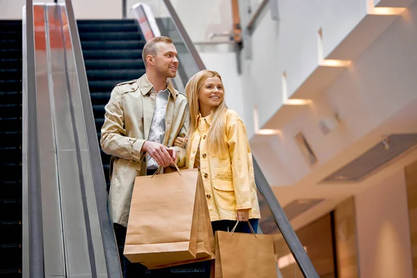 Joven hermosa pareja disfrutar de compras juntos — Foto de Stock