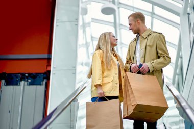 Güzel bir çift alışverişten sonra eve gidiyor.