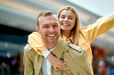 Erkekleri sırtında mutlu, neşeli kadın