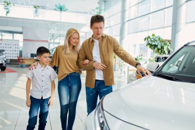 Belki bu genç aile yeni bir araba almayı düşünüyordur.