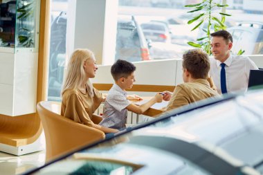 Kendine güvenen satıcı en iyi çeşidi sunar