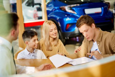 İlgili danışman müşterilere bir belge imzalamalarında yardımcı olur