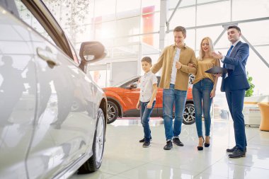 cana yakın danışman, galerideki müşteriler için yeni bir araba temsil ediyor