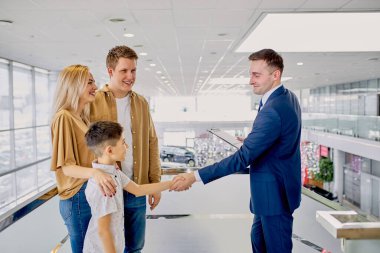 Nazik danışman, tokalaşın.