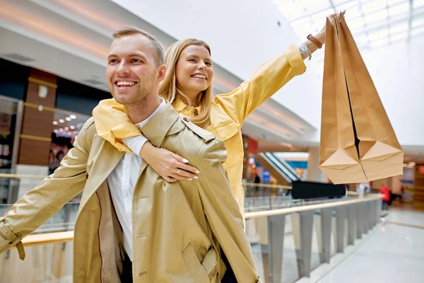 Pareja guapa caminando en el centro comercial — Foto de Stock