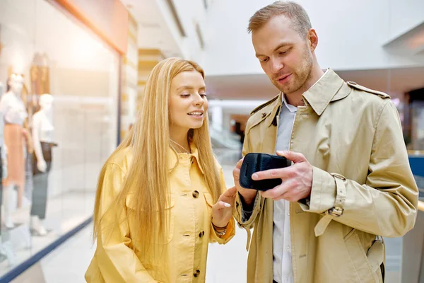 Homem tem pouco dinheiro para fazer compras — Fotografia de Stock