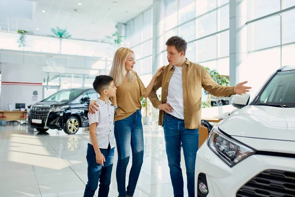 Talvez esta jovem família esteja a considerar comprar um carro novo. — Fotografia de Stock