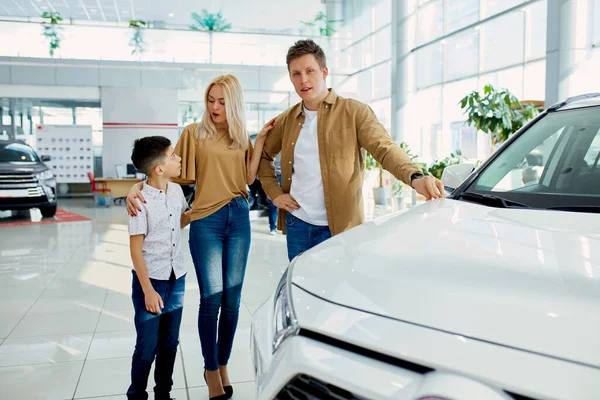 Maybe this one young family is considering buying a new car — Stock Photo, Image