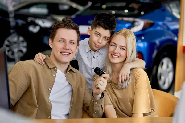 Bela família feliz obter chaves por seu carro novo — Fotografia de Stock