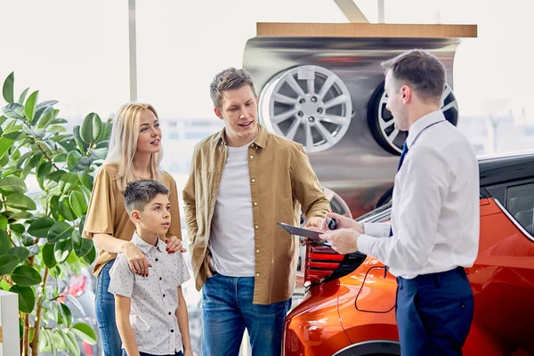 Bedårande familj få nycklar med bil i återförsäljare — Stockfoto