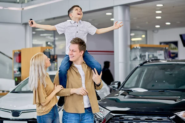 Casal e seu filho compraram automóvel — Fotografia de Stock