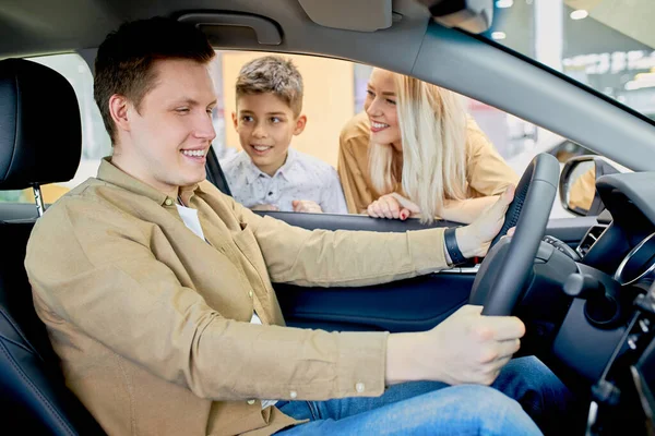 Propietario del coche feliz en concesionario — Foto de Stock