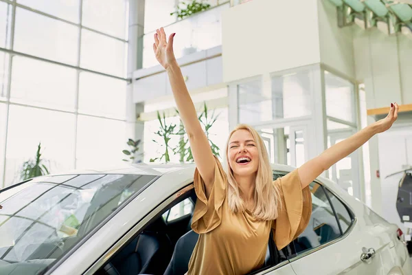 Mulher caucasiana feliz em seu carro novo — Fotografia de Stock
