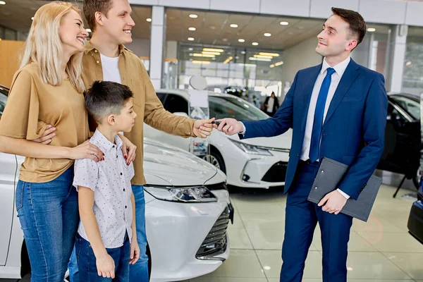 Apuesto consultor seguro de dar llaves de coche a los nuevos propietarios — Foto de Stock