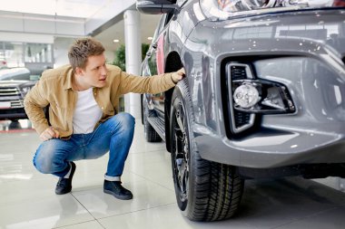 Kafkasyalı adam yeni arabasına hayran.