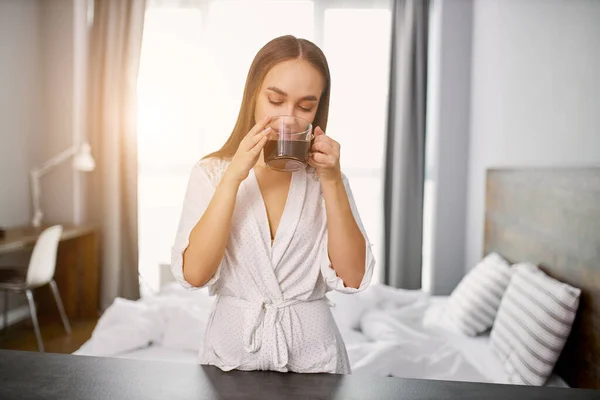 Roztomilá žena pije kávu doma — Stock fotografie