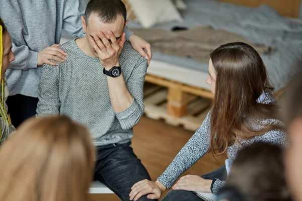 Hombre se avergüenza de admitir su adicción — Foto de Stock