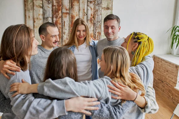 Люди обнимаются на собрании группы поддержки — стоковое фото