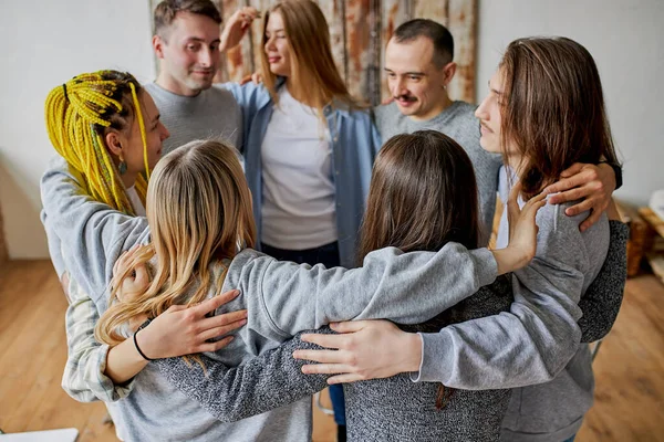 Jugendliche, die an einem Treffen einer Selbsthilfegruppe teilnehmen — Stockfoto