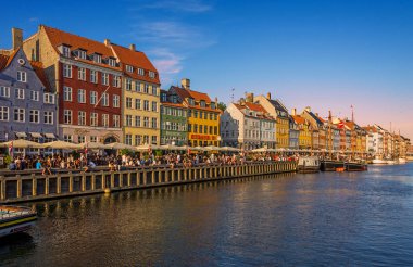 Renkli evleri, tekneleri ve sokak kafeleri olan Nyhavn Kanalı 'na bakın.