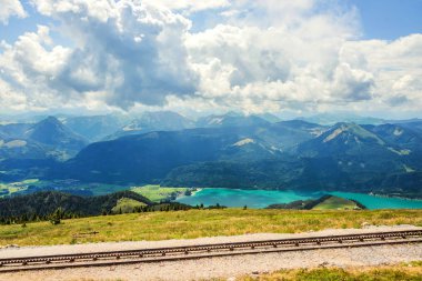 Schafberg Monutain 'den Wolfgangsee' ye, Avusturya Alpleri 'nden Sankt Wolfgang im Salzkammergut' un yanına panoramik manzara