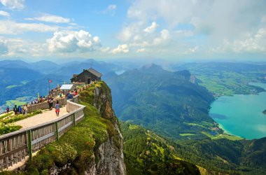 4 Ağustos 2019 - Salzkammergut, Avusturya 'da Sankt Wolfgang: Schafberg dağından Schafbergspitze, Avusturya Alpleri' ne Sankt Wolfgang im Salzkammergut 'un yanındaki panoramik manzara