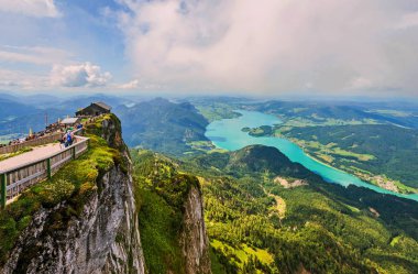 4 Ağustos 2019 - Salzkammergut, Avusturya 'da Sankt Wolfgang: Schafberg dağından Schafbergspitze, Avusturya Alpleri' ne Sankt Wolfgang im Salzkammergut 'un yanındaki panoramik manzara