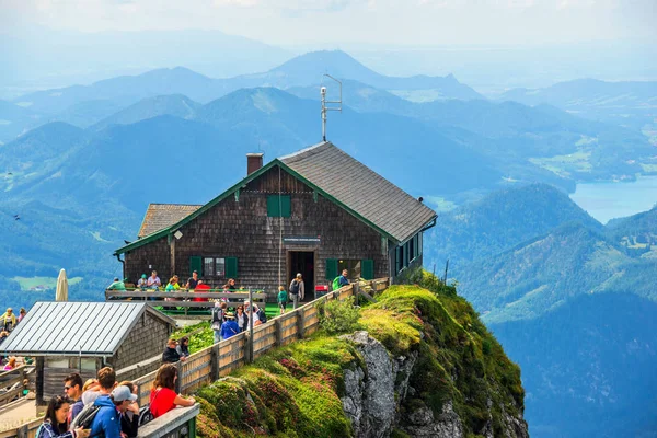 4 Ağustos 2019 - Salzkammergut, Avusturya 'da Sankt Wolfgang: Schafberg dağından Schafbergspitze, Avusturya Alpleri' ne Sankt Wolfgang im Salzkammergut 'un yanındaki panoramik manzara