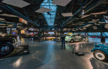 16 Mart 2019 - Riga, Letonya: Riga Motor Müzesinin içi, antika araçların sergisi