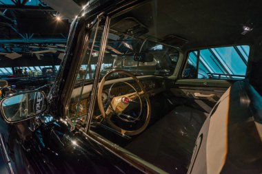 16 Mart 2019 - Riga, Letonya: Riga Motor Müzesi 'nin içi, eski bir arabanın içi