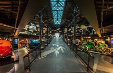 16 Mart 2019 - Riga, Letonya: Riga Motor Müzesinin içi, antika araçların sergisi
