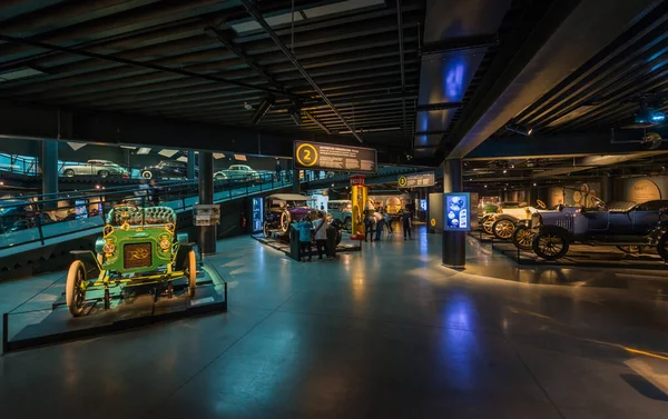 16 Mart 2019 - Riga, Letonya: Riga Motor Müzesinin içi, antika araçların sergisi — Stok fotoğraf