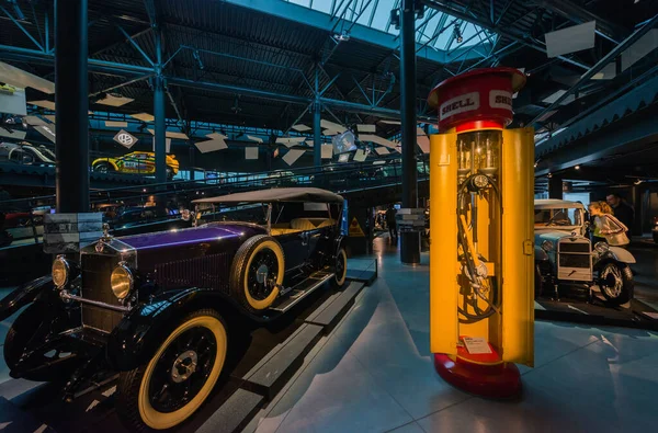 March 16, 2019 - Ρίγα, Λετονία: Εσωτερικό Μουσείο Αυτοκινήτου της Ρίγας, έκθεση παλαιών οχημάτων δίπλα σε παλιά δεξαμενή καυσίμων, πρατήριο καυσίμων "Shell" — Φωτογραφία Αρχείου