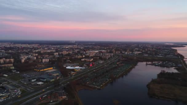 vue aérienne de la rue Daugava et Krasta au lever du soleil  