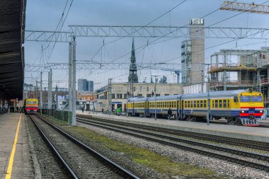 15 Ekim 2019 - Riga, Letonya Merkez İstasyonu 'ndaki eski Sovyet yolcu trenleri