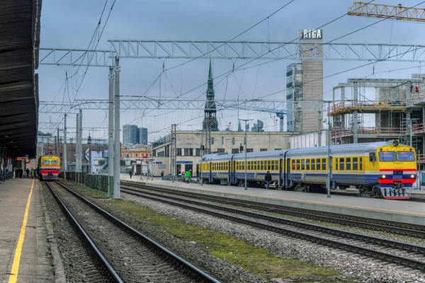 15 Ekim 2019 - Riga, Letonya Merkez İstasyonu 'ndaki eski Sovyet yolcu trenleri
