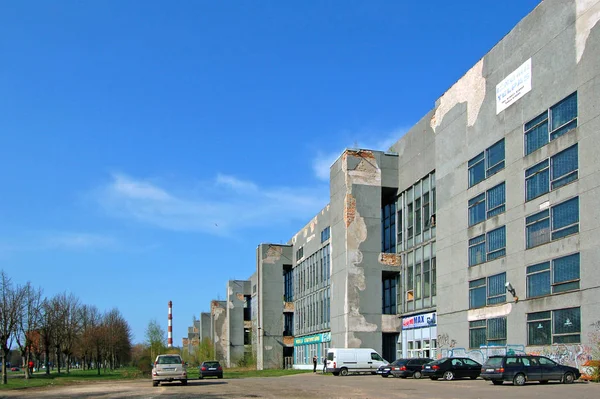 22 DE MARZO DE 2012 - RIGA, LATVIA: Antiguo edificio de la fábrica soviética (RRR - Radiotehnika) en el distrito de Imanta — Foto de Stock