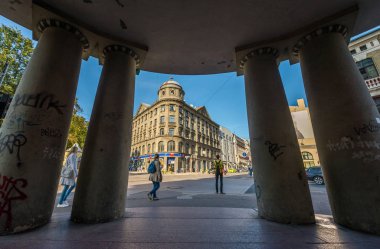 Riga, Letonya - 25 Nisan 2019: Riga şehir merkezindeki Barona Caddesi (Barona iela)