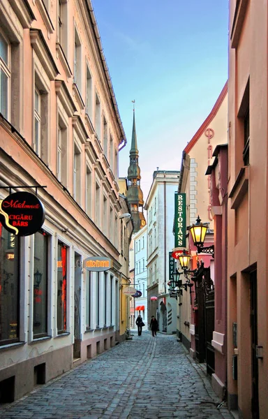 RIGA, LATVIA - APRIL 25, 2009: View to Gleznotaju street in Old Town — Stock Photo, Image