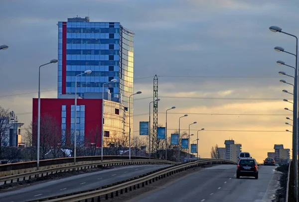 Riga, Letland - 25 april 2015: Uitzicht op de verhoogde luchtbrug over de spoorweg in de wijk Jauna Teika — Stockfoto