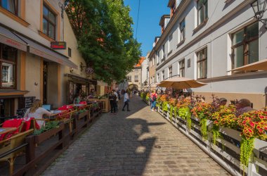 Riga, Letonya - 25 Nisan 2019: Riga şehir merkezindeki Aldaru Caddesi 'ne (Aldaru iela) bakın