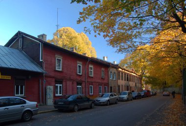 Riga, Letonya - 25 Nisan 2019: Teika ilçesindeki Unijas Caddesi 'ne (Unijas iela) bakın