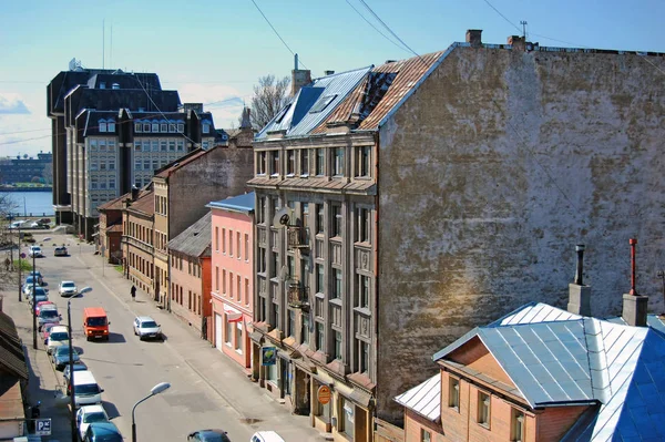 RIGA, LETTONIE - 25 AVRIL 2019 : Vue sur la rue Dzirnavu (Dzirnavu iela) dans le centre de Riga — Photo