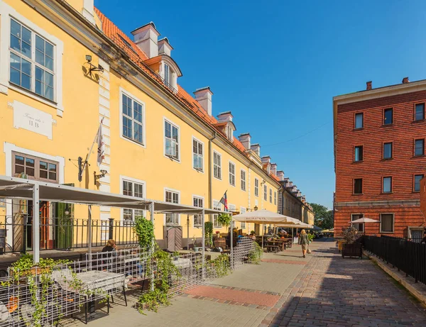 RIGA, LETTONIE - 25 AVRIL 2019 : Vue sur la rue Torna (Torna iela) dans la vieille ville de Riga — Photo