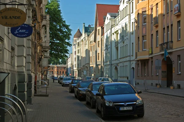 Riga, Letonya - 25 Nisan 2019: Riga şehir merkezindeki Vilandes Caddesi (Vilandes iela)